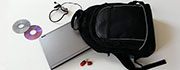 rygsæk med bærbar computer, usb-nøgle, headset og cd'er